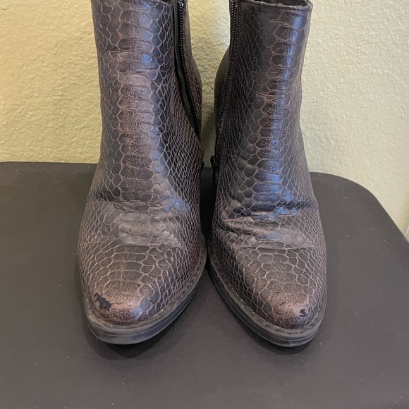 New Buckle Very G Animal Print Snakeskin Scale Ombre Stacked Heel Ankle Boots 6 - Picture 5 of 16